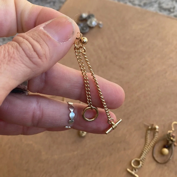 4 pairs of gold tone dangle earrings - Picture 3 of 9